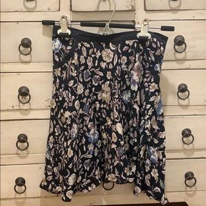 🌿Urban Outfitters Ećote Navy floral skirt size 0